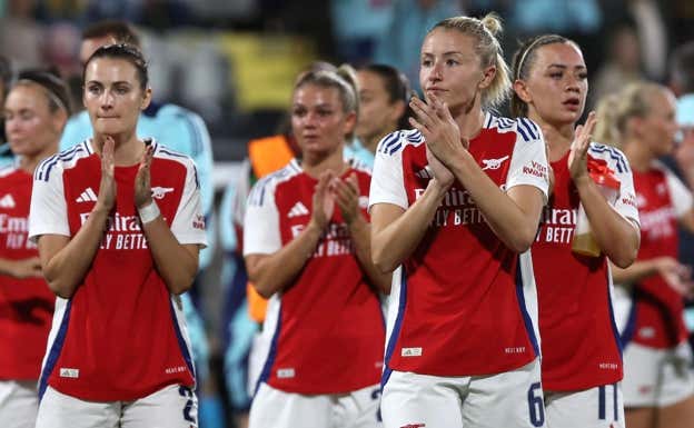 Las jugadoras del Arsenal tras el encuentro ante el Hacken.  ARSENAL WOMEN