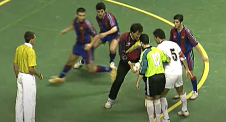 Los jugadores del Barça defendiendo en el área del DiBufala para que los americanos no se marcasen un gol en su propia portería.