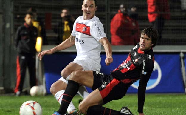 Civelli, en su etapa en el Lille, pugnando con Slatan Ibrahimovic.  AFP