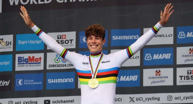 Iván Romeo posa con su maillot arcoiris tras ganar el Mundial Sub23.