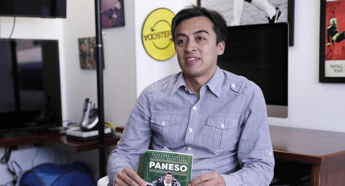Felipe Valderrama con el libro de Paneso