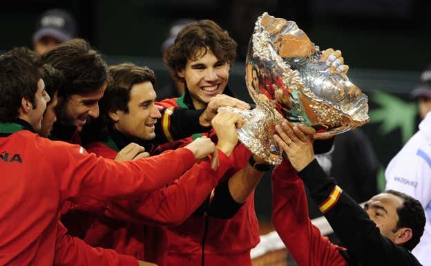 Rafael Nadal, con la Ensaladera conquistada en 2011 en Sevilla ante Argentina.  AFP PHOTO/JAVIER SORIANO