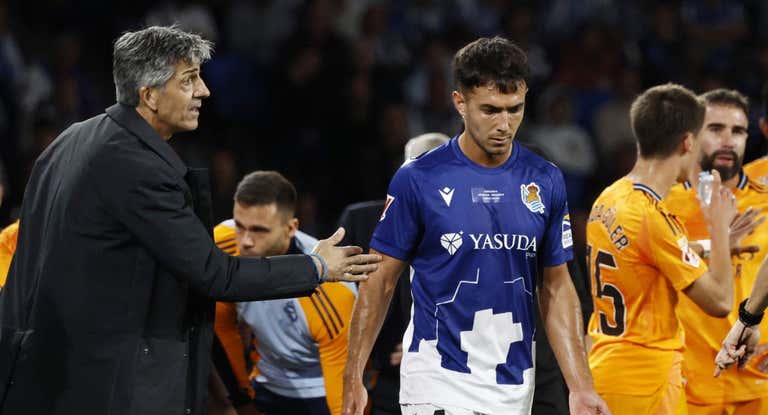 Imanol Alguacil le da indicaciones a Martín Zubimendi en la reciente derrota de la Real Sociedad con el Madrid. Caras de preocupación justificadas.