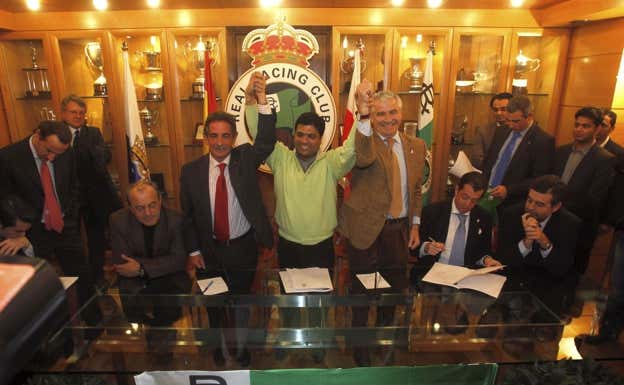 Histórica firma en El Sardinero, un día después de Zúrich, con Revilla como maestro de ceremonias.  AGENCIAS
