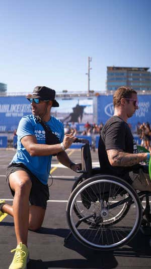 Marc Gil, creador de Wodcelona, junto a un atleta.  Wodcelona