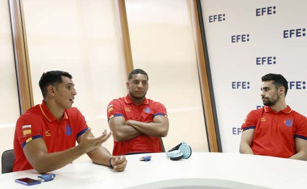 Ayoud Ghadfa, Emmanuel Reyes Pla y José Quiles durante la entrevista. EFE