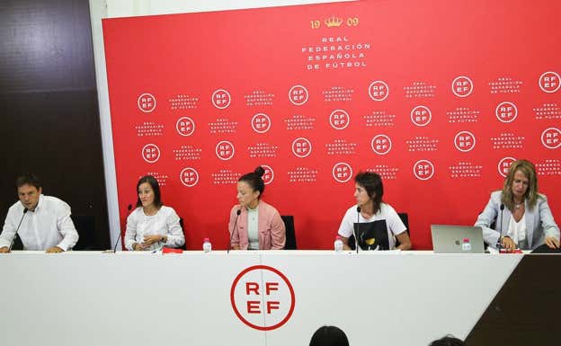 Ladis García, Guadalupe Porras, Marta Huerta de Haza, Marta Frías y Yolanda Parga en la rueda de prensa sobre la convocatoria de la huelga de árbitras.  Irina R. Hipolito / AFP7 via Getty Images
