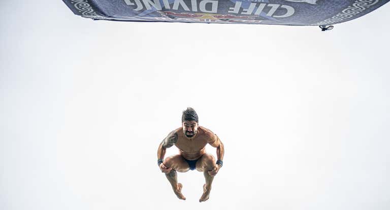 Carlos Gimeno, en uno de los saltos desde 27 metros en el circuito Redbull.