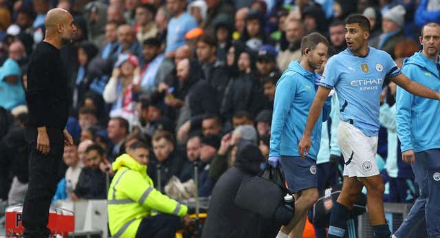 Pep Guardiola no quiere que la baja del “irremplazable” Rodri suene como excusa y se pone como misión “encontrar una solución”