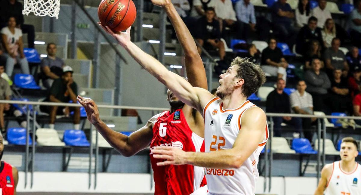 Ethan Happ lanza a canasta.