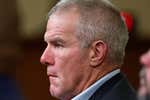 Brett Favre, la leyenda de la NFL que sufrió “miles” de conmociones cerebrales, anuncia que tiene Parkinson