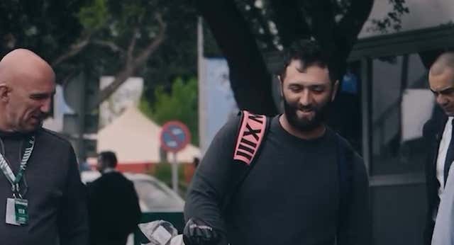 Jon Rahm aterriza in extremis en Madrid para sellar el billete a la Ryder tras el nacimiento de su hija: “Me preocupaba no estar en el parto”