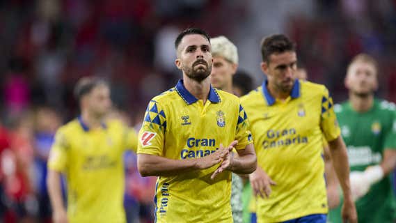 Varios jugadores de Las Palmas, tras la derrota en Pamplona. /EP