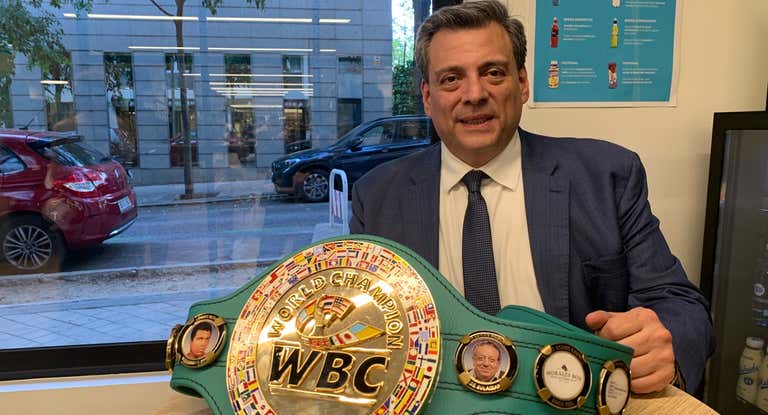 Mauricio Sulaimán posa con un cinturón de WBC que concedió a Morales Box durante su visita al gimnasio.