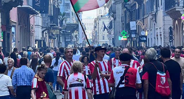 La kalegira ‘prohibida’ y el canto de «a lo loco se vive mejor» empujan a los aficionados del Athletic por Roma