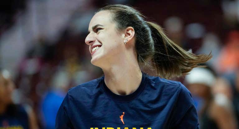 Caitlin Clark durante el calentamiento del partido ante las Connecticut Sun.