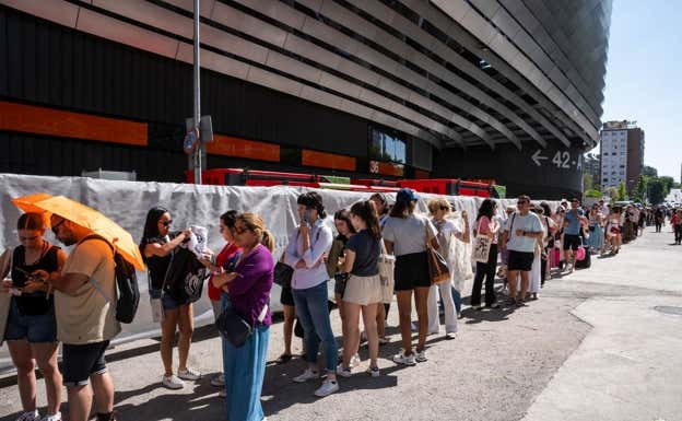 Decenas de personas hacen cola para la compra de merchandising de Taylor Swift.  EP