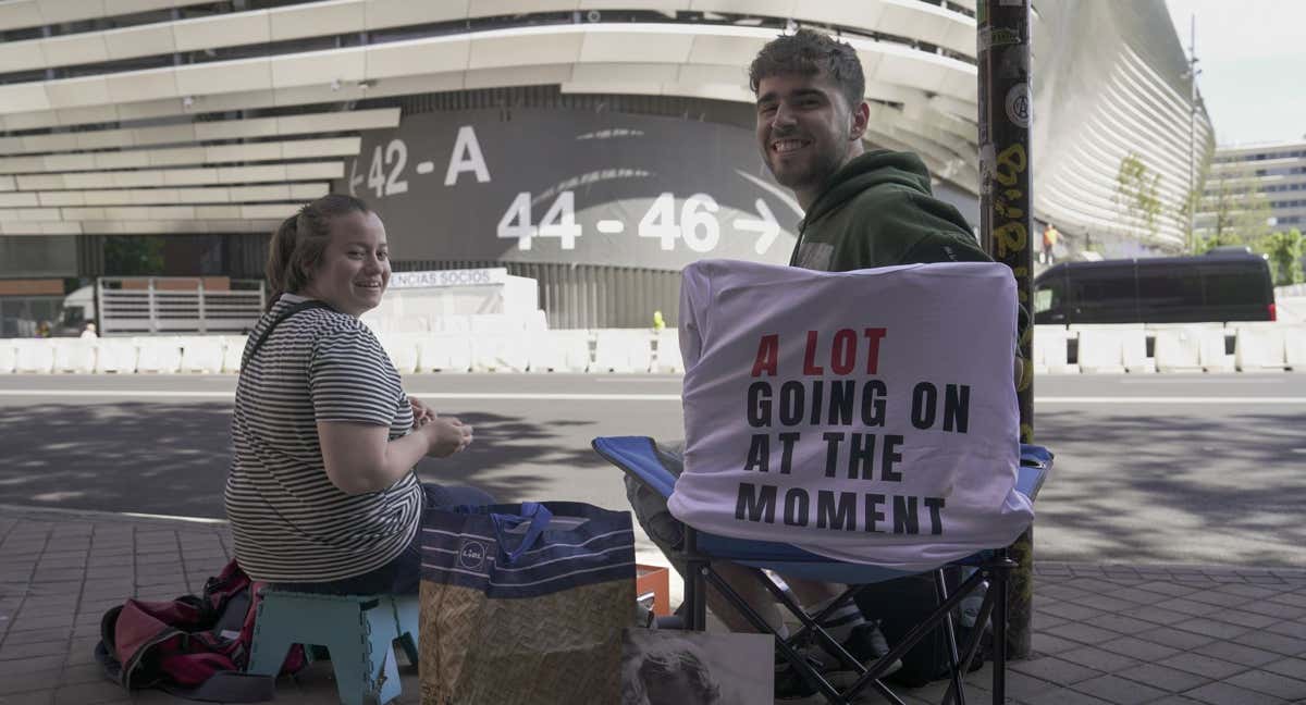 Dos fans de Taylor Swift se colocan los primeros en la fila para ver uno de los conciertos de la cantante en el Bernabéu.