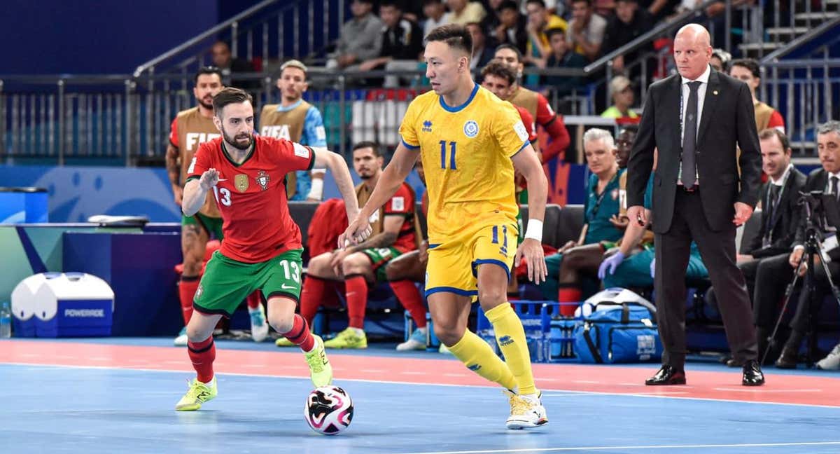 Tiago Brito ante Tursagulov en el partido entre Portugal y Kazajistán ante la mirada de Jorge Braz desde el banquillo.