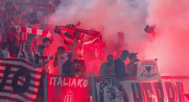 Miedo y vergüenza tras la bengala de los radicales del Athletic: “Aquí la gente ha venido con niños y mira cómo estamos, ‘aitites’ gritándose con esta gente”