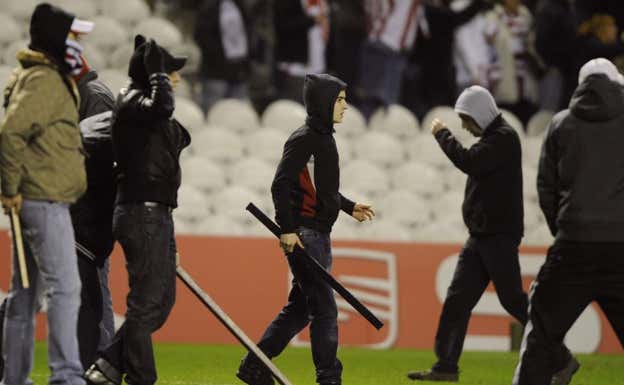 Radicales, sobre el césped de San Mamés en el duelo ante el Anderlecht. Reuters