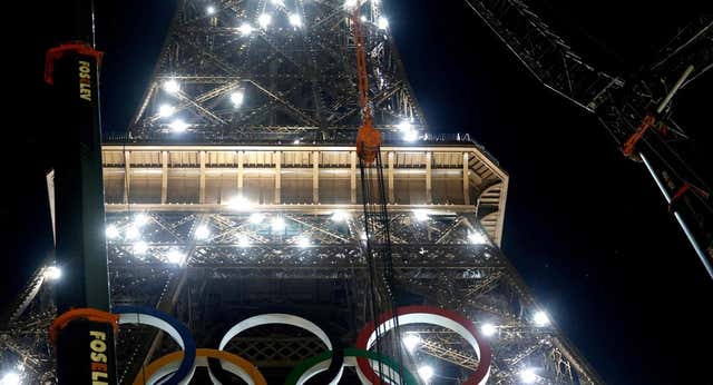 Retiran los aros olímpicos de la Torre Eiffel: “Era como recordar que se acabó sin pasar página” | Relevo