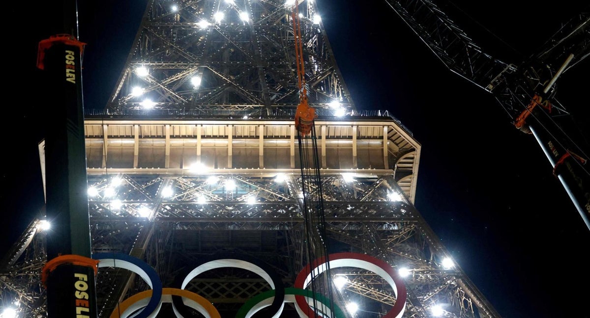 Las grúas retiran los anillos Olímpicos de la Torre Eiffel.