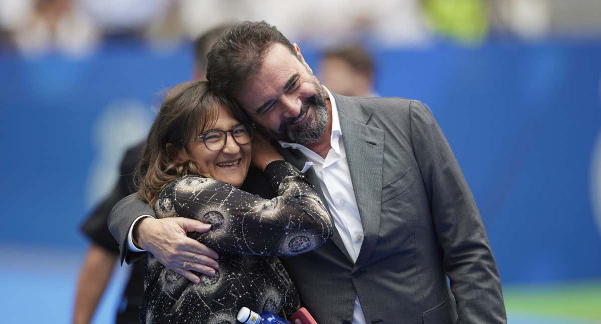 José Ángel Sáchez abraza a Fayza Lamari, madre de Kylian Mbappé, en la presentación del francés este verano.