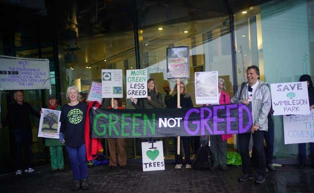 Los activistas de 'Save Wimbledon Park' se manifiestan contra el nuevo plan.  EP
