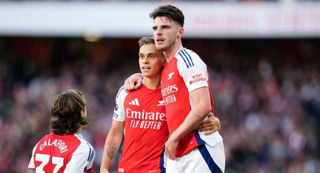 El Arsenal se acostumbra a los milagros y la Premier ya la lideran los de siempre