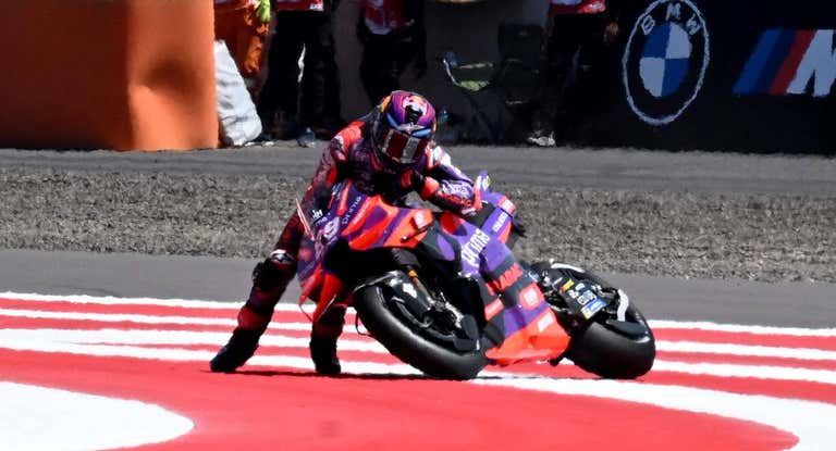 Jorge Martín levanta su moto tras la caída en la carrera sprint de Indonesia.
