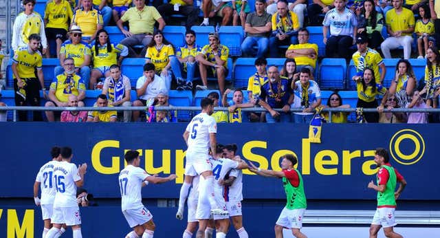 El Eldense asalta Cádiz y enfada al Nuevo Mirandilla: «¡Directiva, dimisión!»