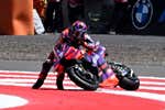 Pecco Bagnaia aprovecha una caída de Jorge Martín y aprieta el Mundial pese a la remontada de Márquez