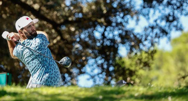 Jon Rahm ya acecha el liderato y se muestra como favorito para la última jornada