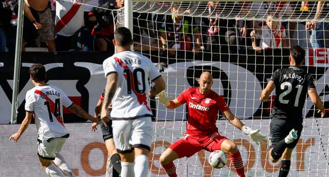 Camello y Juan Cruz dejan en tablas un derbi madrileño de porteros