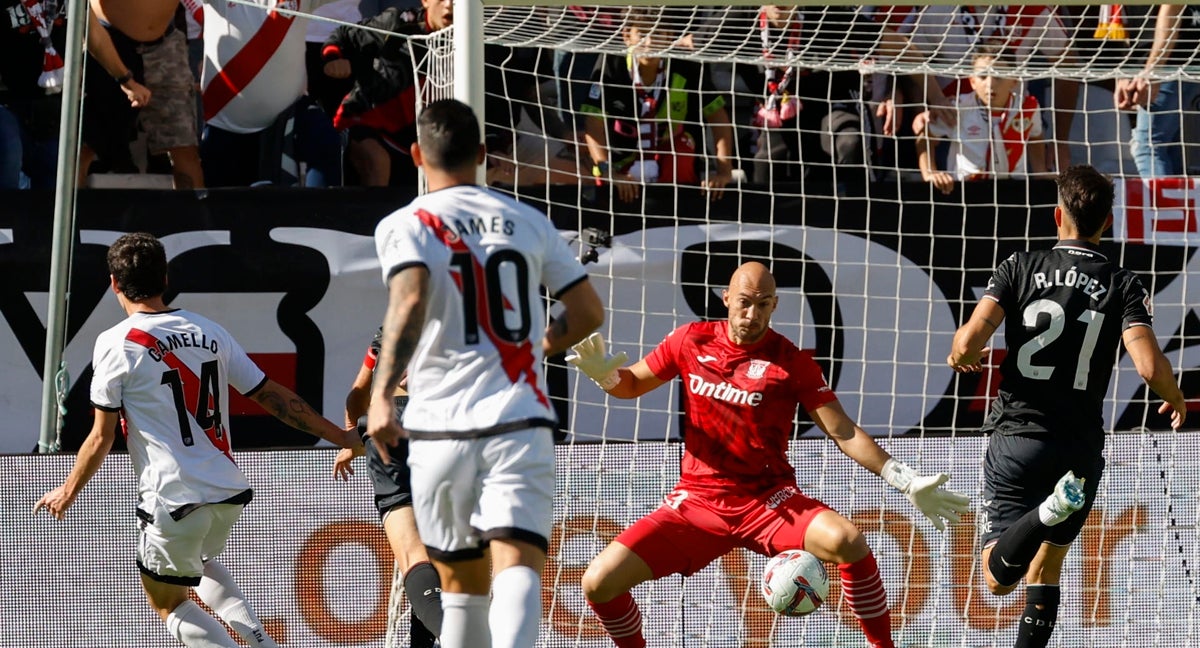 Camello y Juan Cruz dejan en tablas un derbi madrileño de porteros