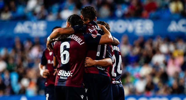 El Levante sigue intratable y hunde al Almería al son de Carlos Álvarez