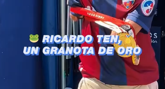 Ricardo Ten hizo el saque de honor antes del Levante-Almería.