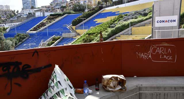 Un grupo de amigos recoge la basura del Estadio Insular, olvidado por los políticos: “Su estado es de abandono absoluto”