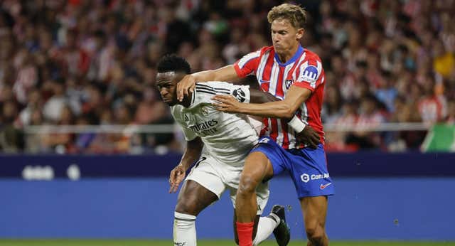 Llorente vuelve a los orígenes y los jugadores le marcan el paso a Simeone