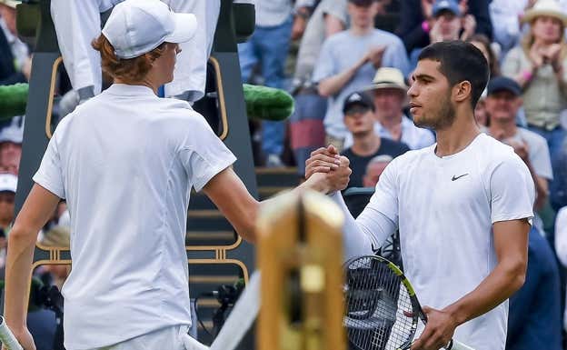 Sinner y Alcaraz se saludan tras jugar en Wimbledon 2022.  EFE/EPA/ANDY RAIN