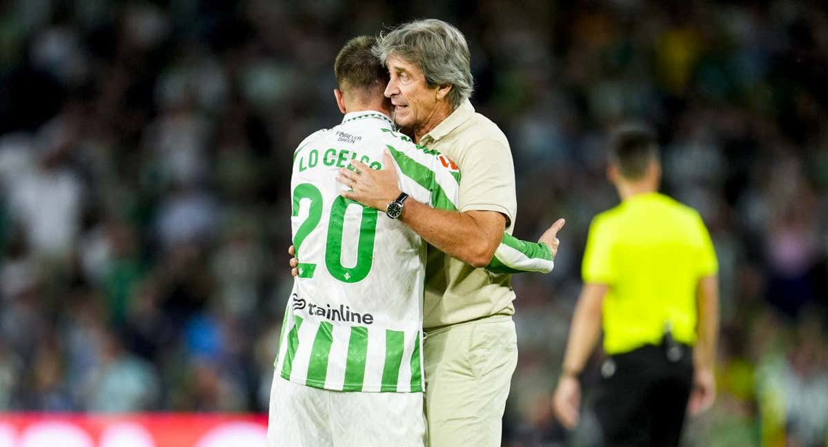 Pellegrini felicita a Lo Celso al finalizar el partido.