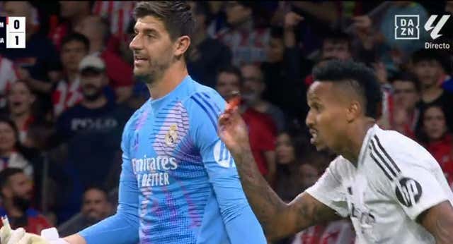 Bochorno en el derbi: ¡se detiene por lanzamiento de objetos a Courtois!