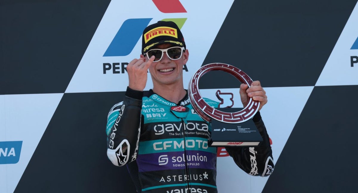 David Alonso celebra su nueva victoria en Moto3.