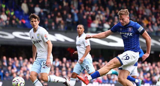 Un doblete de Delap guía al Ipswich y baja de la nube al Aston Villa de Emery