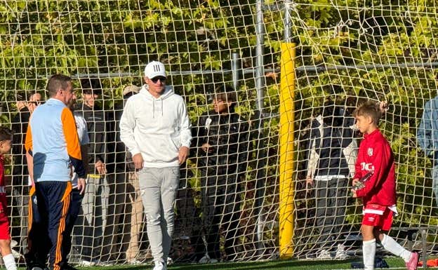 Toni Kroos, siguiendo el partido de los chicos de su academia.