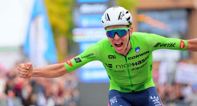 Tadej Pogacar adelanta a Eddy Merckx y le quita la mejor temporada de la historia