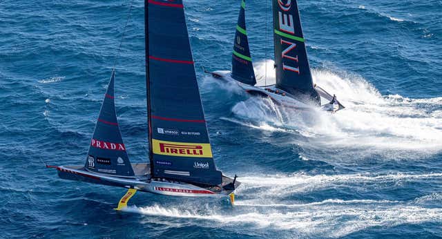 Luna Rossa bate el récord de velocidad con 55,2 nudos (102 km/h)