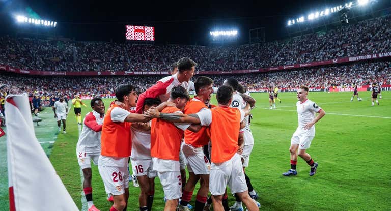 El Sevilla celebra el gol de la victoria ante el Valladolid.