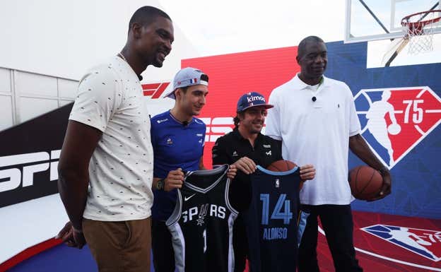 Mutombo, el primero por la derecha, posa en un acto promocional junto a Fernando Alonso.  AFP